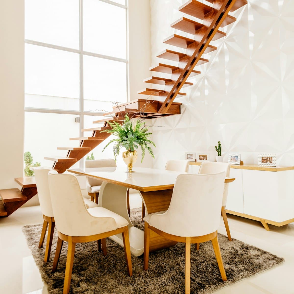 Mesa de jantar de 6 lugares em madeira carvalho com cadeiras claras em sala ampla
