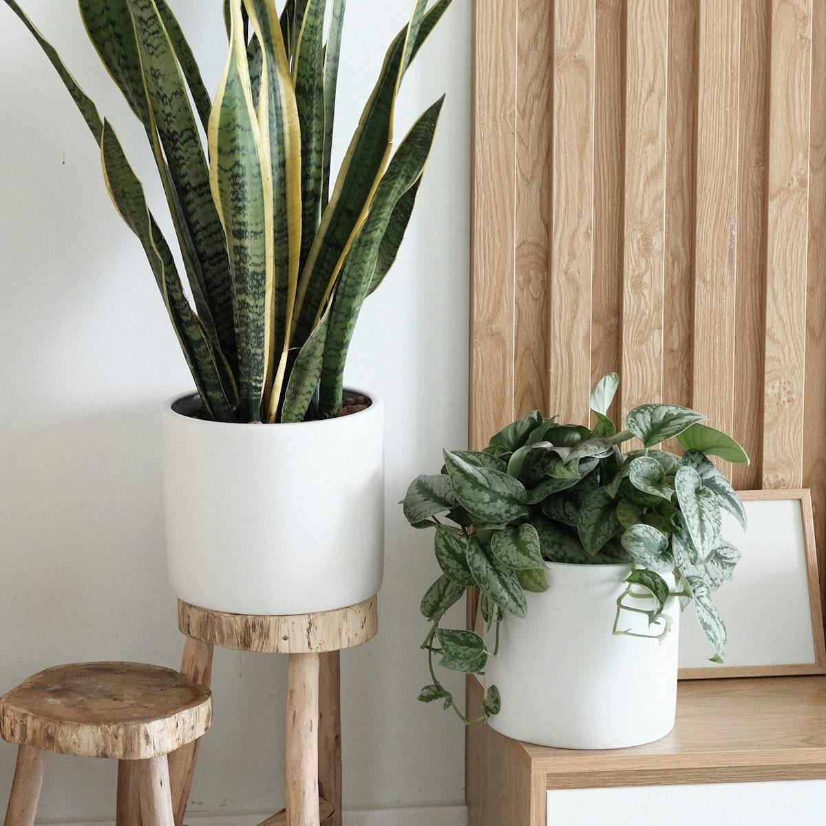 Aproximação no tampo do aparador com objetos decorativos