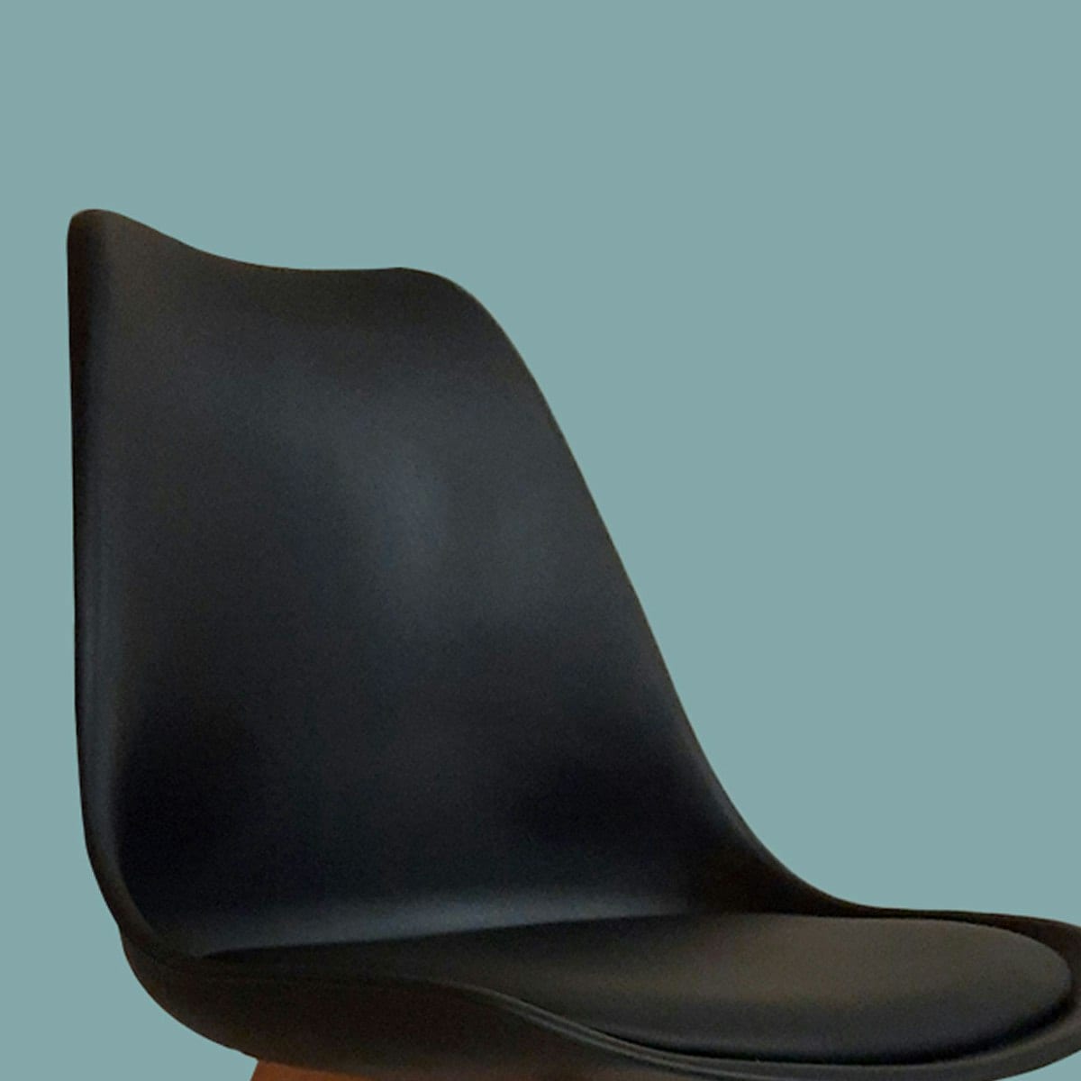 Detalhe do assento acolchoado da cadeira Eames preta