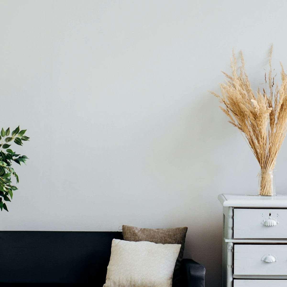 Detalhe do tampo da cômoda com objetos decorativos
