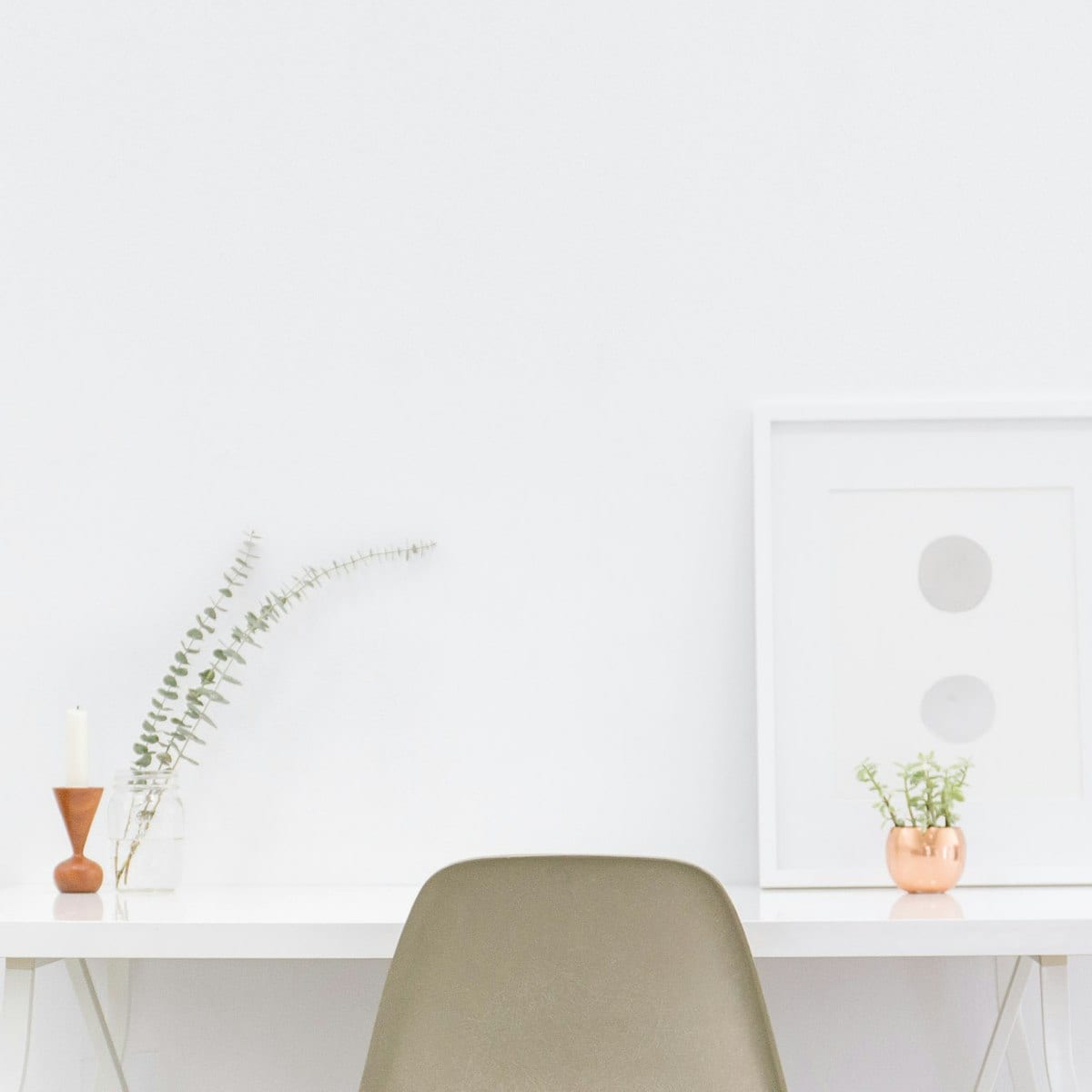 Detalhe do tampo branco da escrivaninha com objetos de decoração