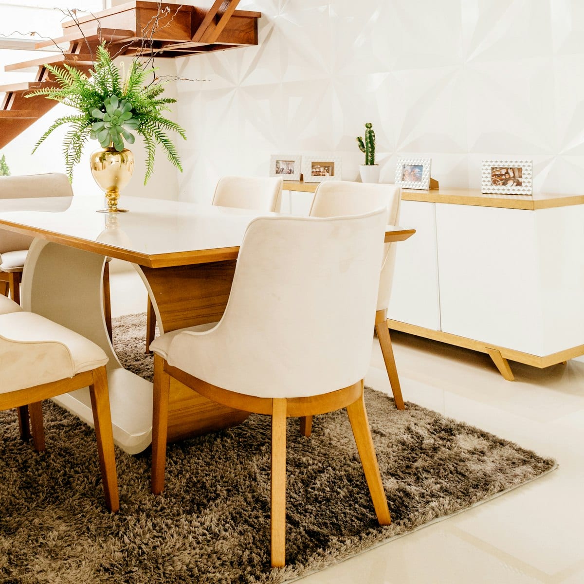 Aproximação nos pés da mesa e no acabamento da madeira