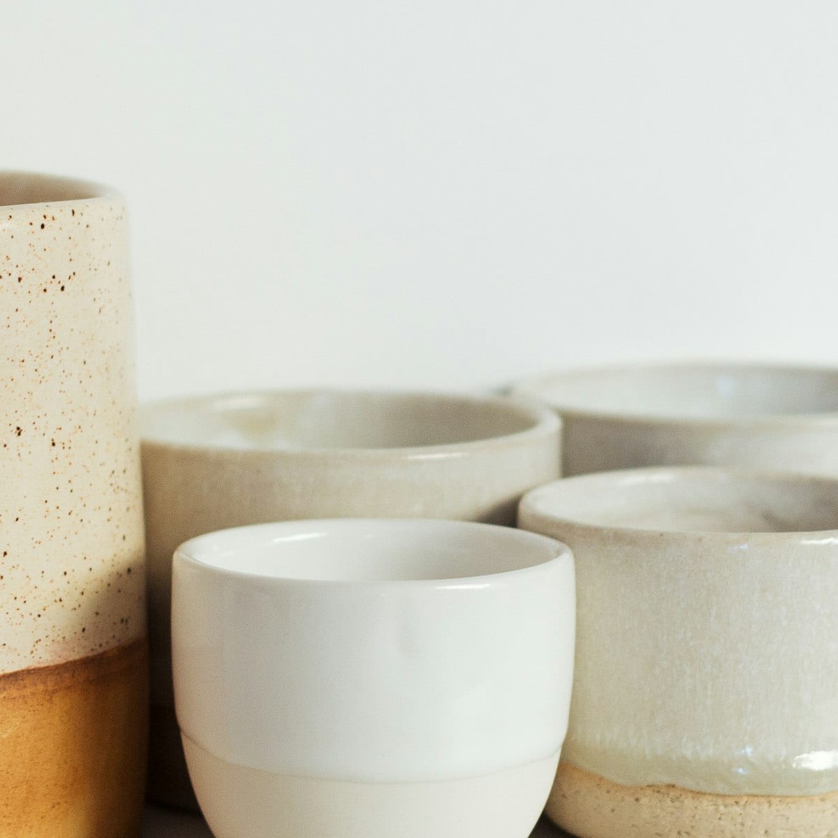 Detalhe do esmalte e da textura de um dos vasos de cerâmica