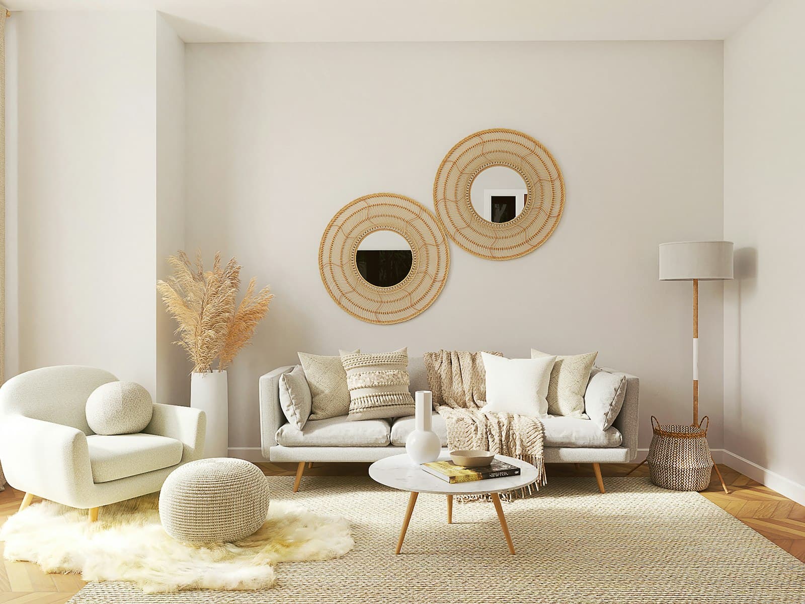 Sala clara com sofá branco, espelhos de fibra natural na parede e tapete de textura